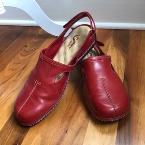 Soft Walk Sz 10M La Jolla Red covered toe sandals with adjustable heel strap.